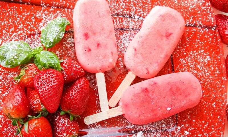 ايس كريم الزبادي والفراولة