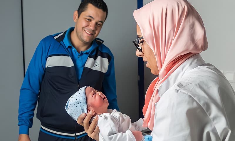 القابلة، ملك في لحظة الولادة