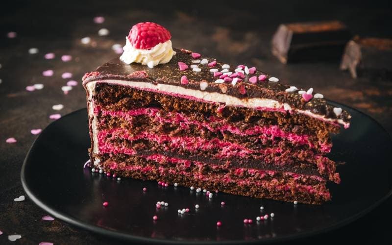 كعكة الشوكولاتة بالكاسترد الوردي: سحر الطعم ودفء اللحظة