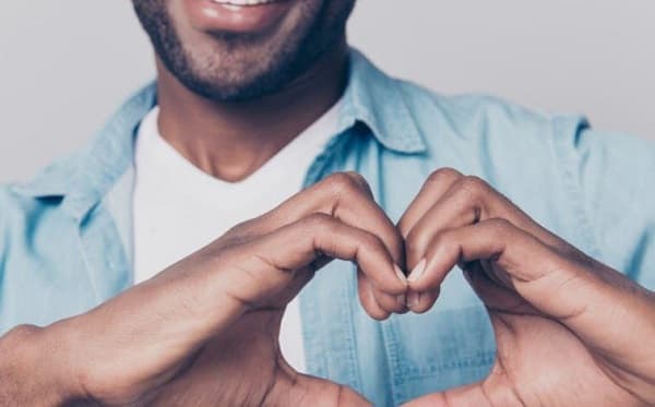 علامات الحب عند الرجل في لغة الجسد!