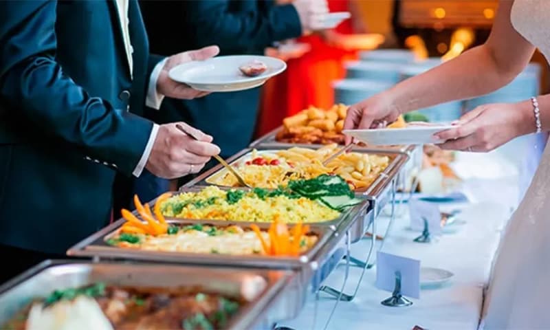 إتيكيت تناول أطباق مختلفة من الأطعمة حسب نوعها