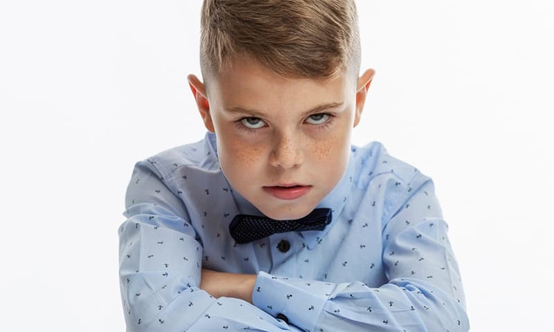 6 طرق فعالة للتعامل مع طفلكِ العنيد بعمر 10 سنوات