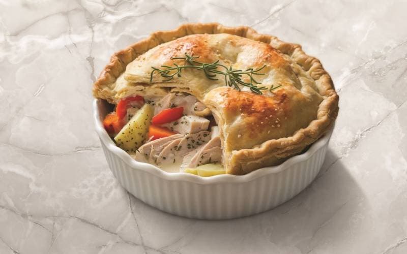 فطيرة الدجاج بالكريمة: لمسة دفء ورفاه في طبق واحد فطيرة الدجاج بالكريمة: لمسة دفء ورفاه في طبق واحد